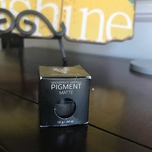 Younique Pigment powder in Corrupted