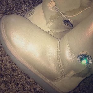 UGG "I Do" Collection Bailey Buttons 💎