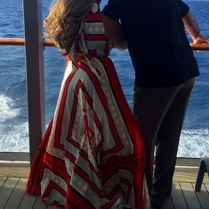 Eliza J beautiful geometric 👗 !