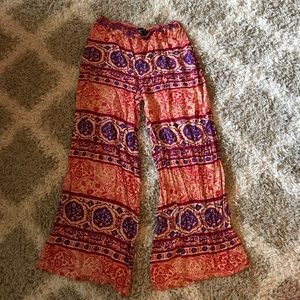 Large wide legged fabric pants, cute pattern!