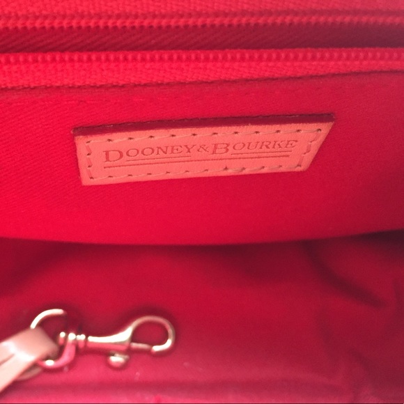 Small Dooney & Bourke Purse - Picture 5 of 6