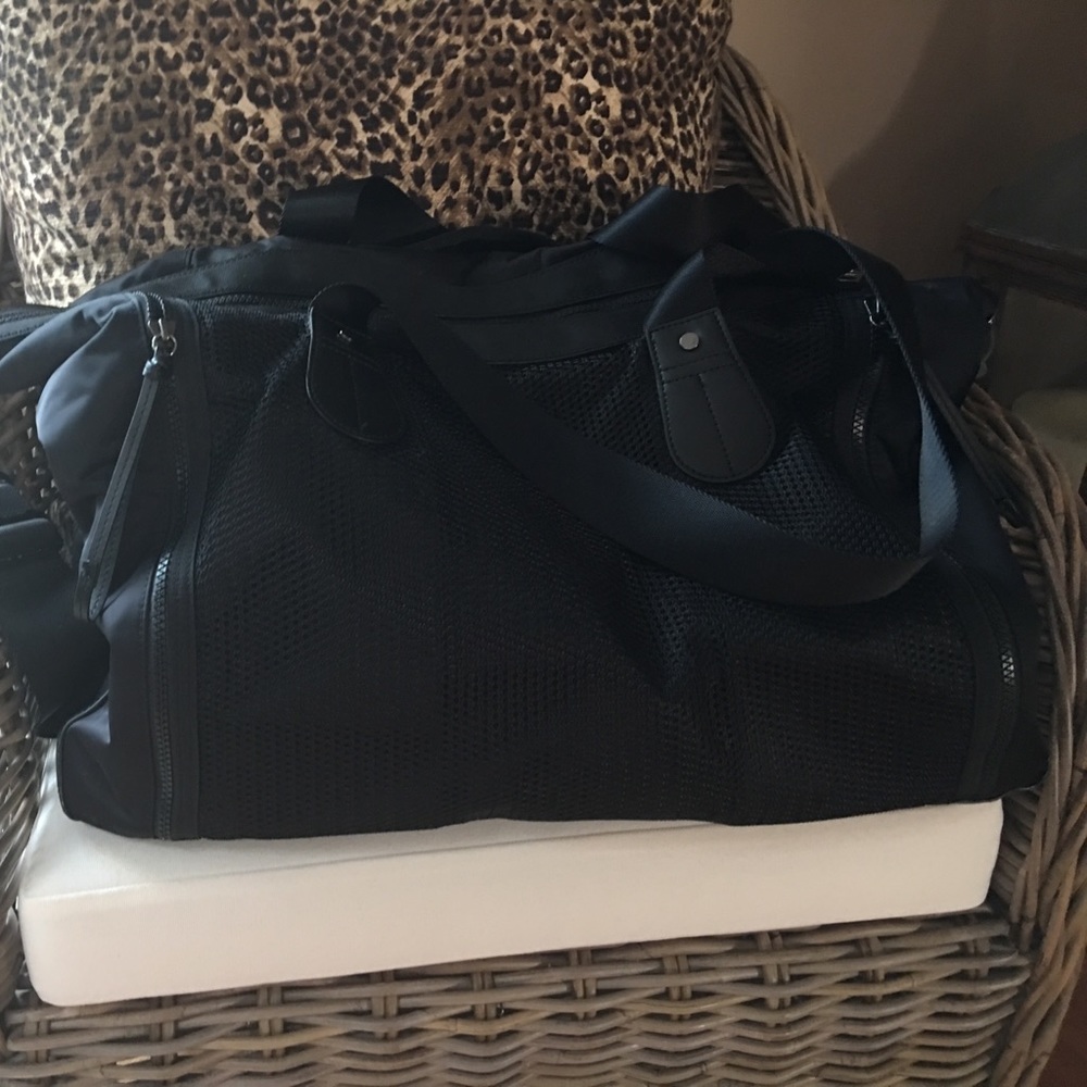 🎉Lululemon Athletica gym bag- amazing condition