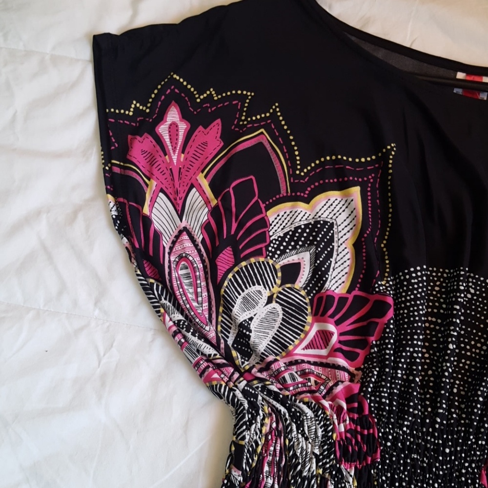 Black top with floral design - Picture 2 of 5