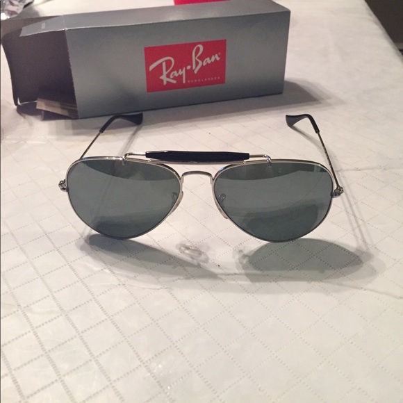 Like new Ray Ban sunglasses - Picture 2 of 3