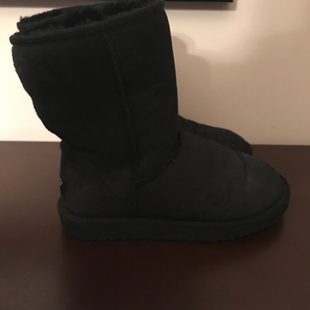Short Black Classic Uggs Size 7 PERFECT CONDITION