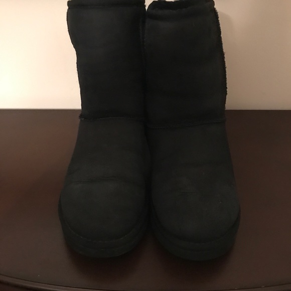 Short Black Classic Uggs Size 7 PERFECT CONDITION - Picture 4 of 5