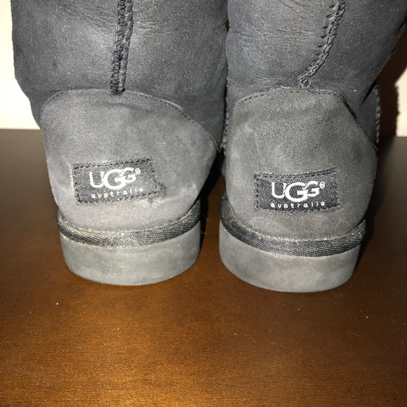 Short Black Classic Uggs Size 7 PERFECT CONDITION - Picture 2 of 5