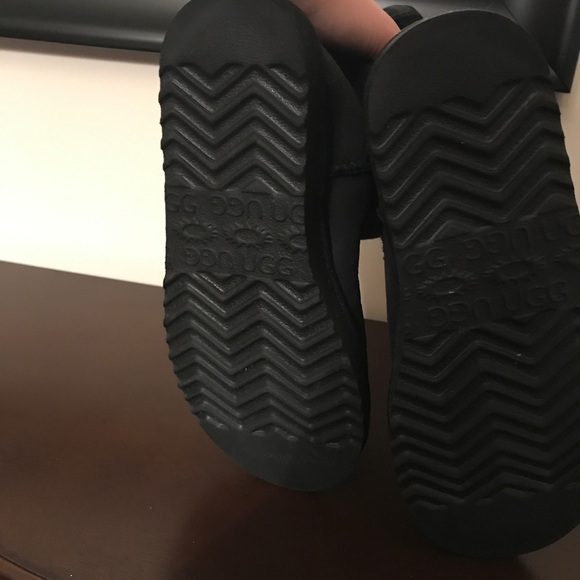 Short Black Classic Uggs Size 7 PERFECT CONDITION - Picture 5 of 5