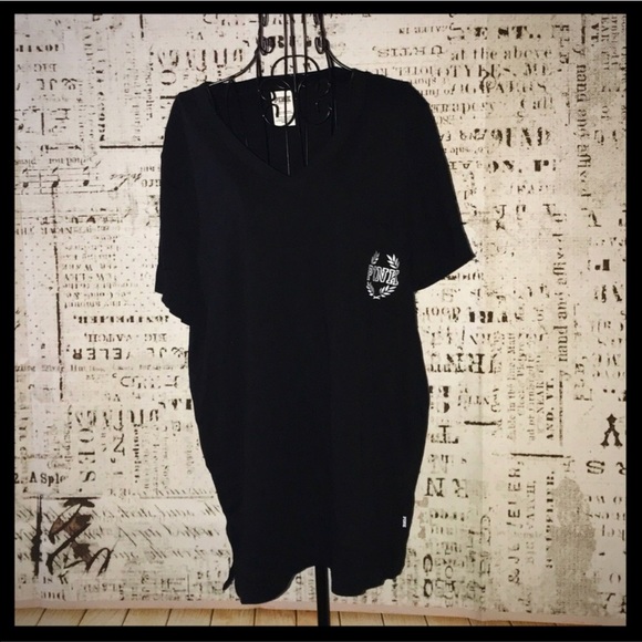 NWOT VS PINK OVERSIZED CAMPUS TEE - Picture 2 of 3