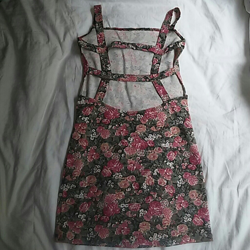 BRANDY MELVILLE BODYCON FLORAL DRESS