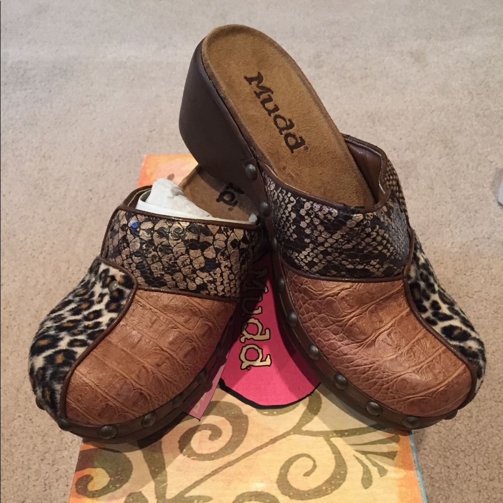 Like New Mudd Mixed Media Clogs