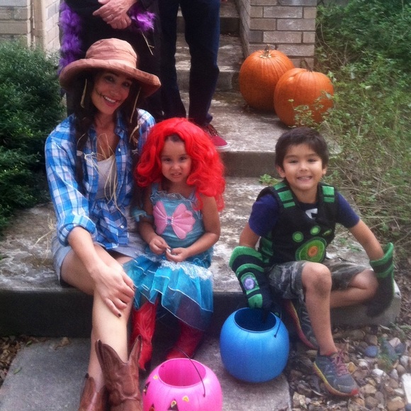 Meet your Poshers, Jacqueline and Valentino - Picture 7 of 8