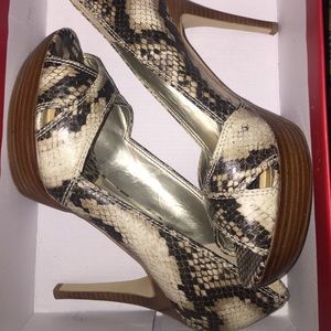 Guess platform snakeskin w/cushion pedals inside