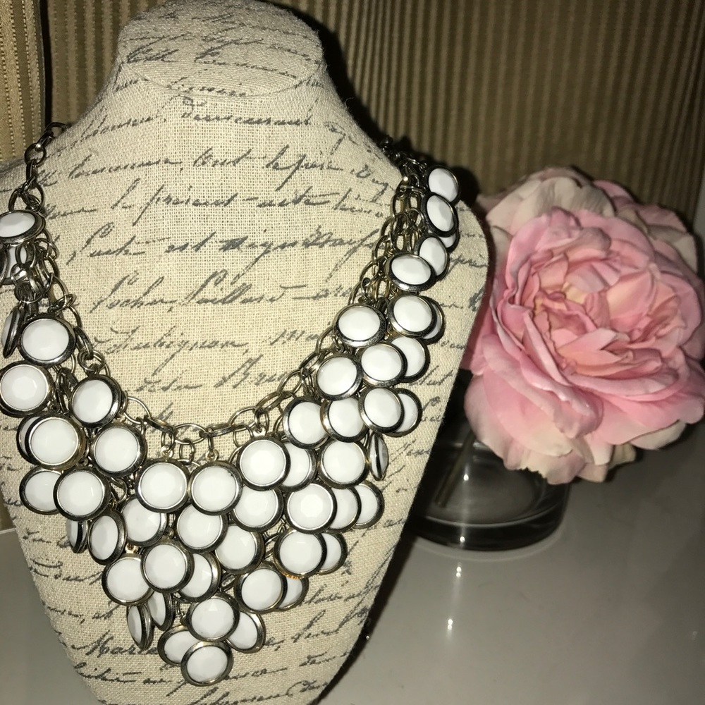 White multi-length statement necklace!✨