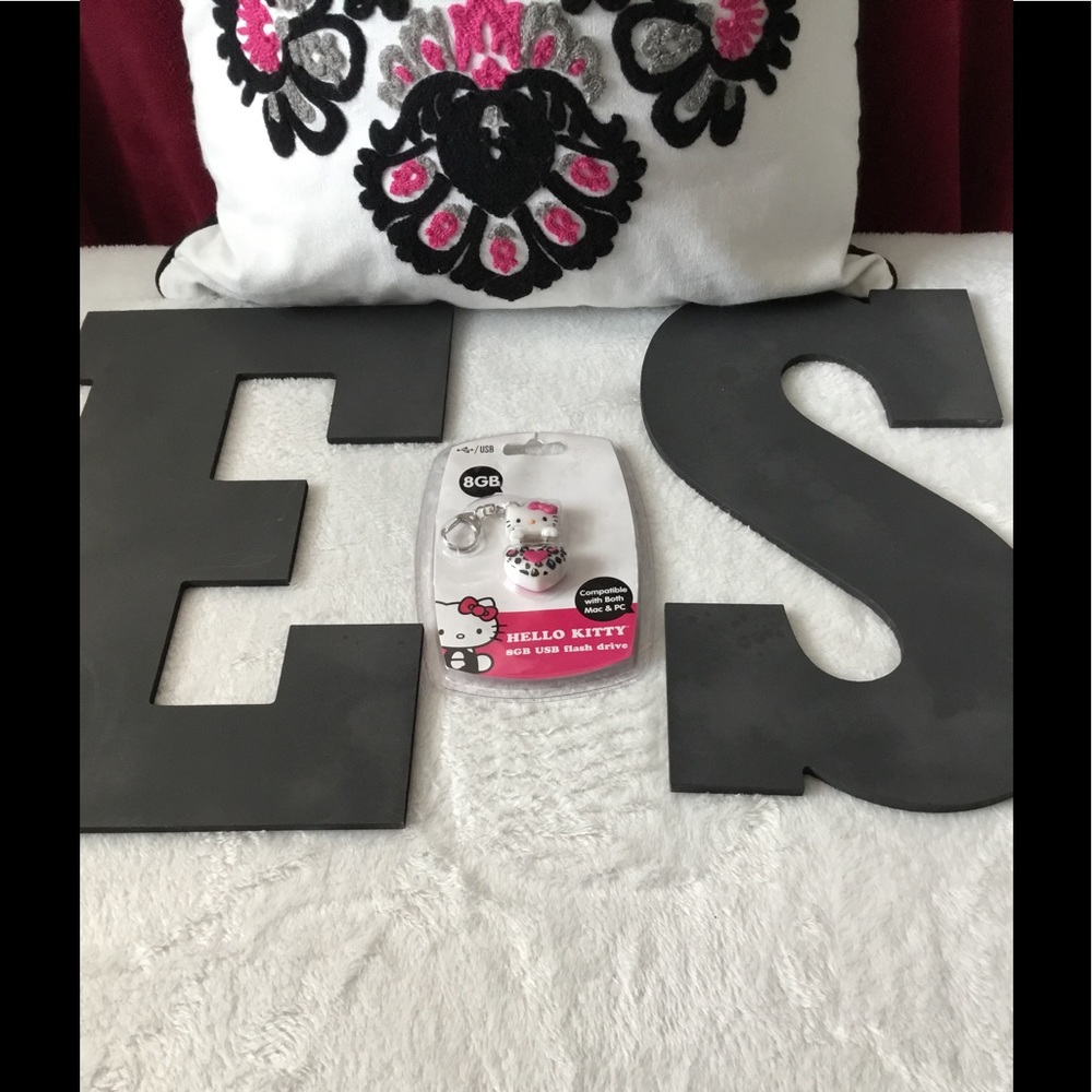 BRAND NEW HELLO KITTY 8GB FLASH DRIVE
