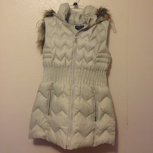 Women's puffer vest w/ cinched waist & hood w/ fur
