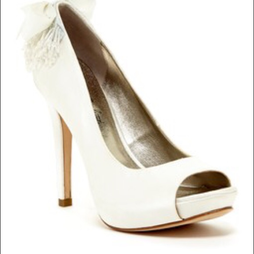 NIB Allen Schwartz Akira Bridal White Heels 7.5