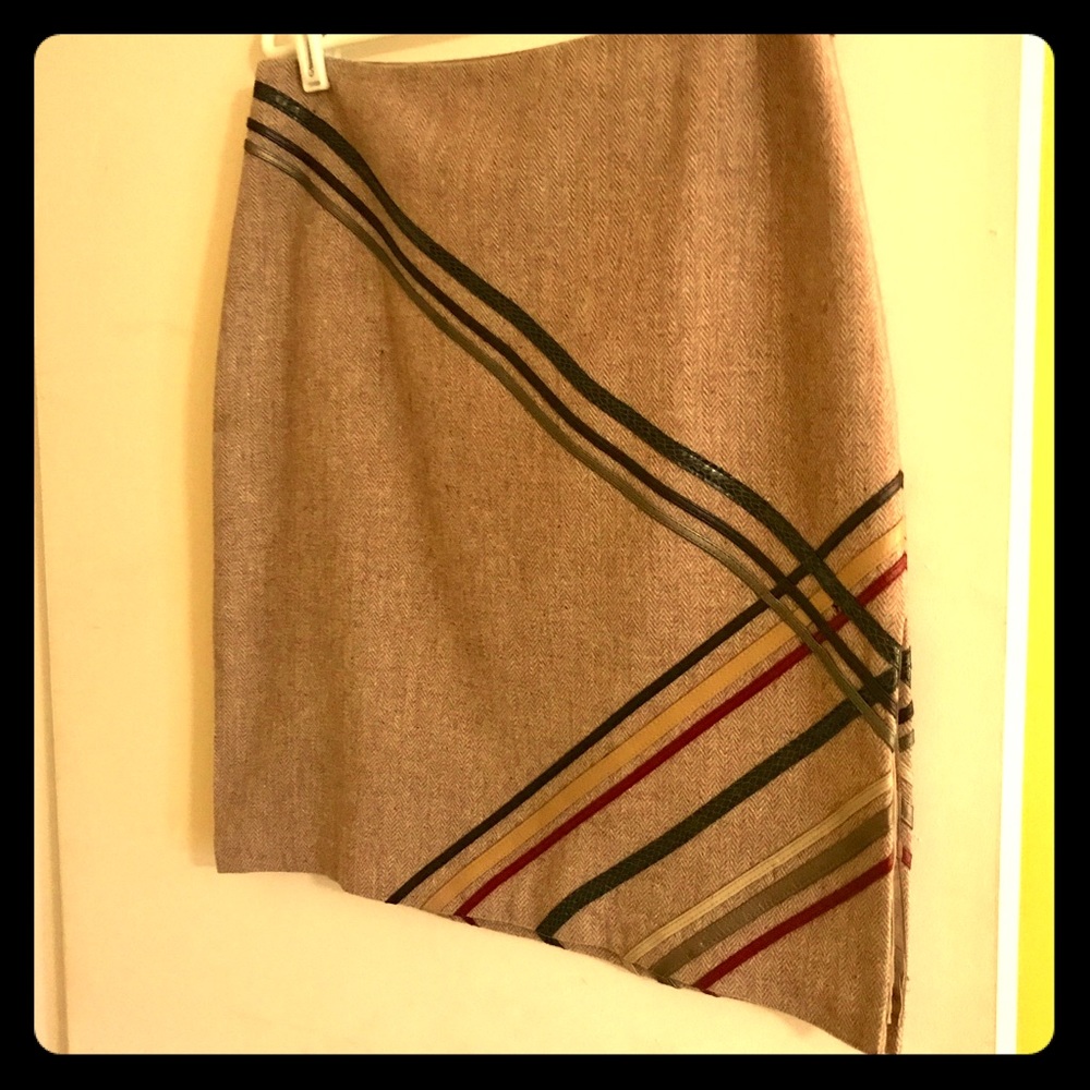 Express pencil skirt with diagonal appliqué