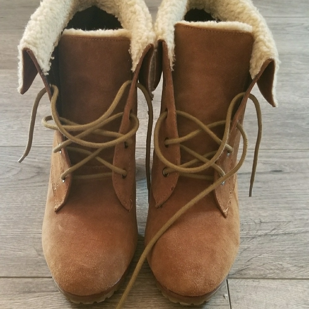 Fury Mocassin heels in like new condition