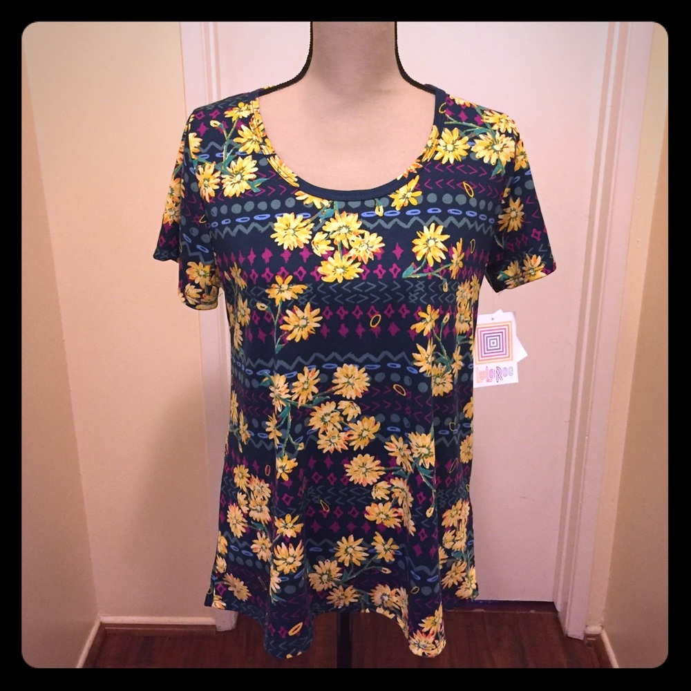 NWT Lularoe Medium Classic Tee