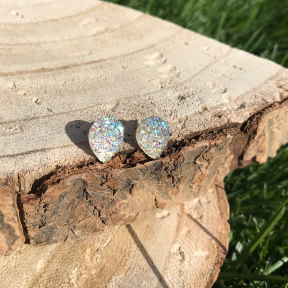 << White Iridescent Teardrop Druzy Earrings Studs - Picture 3 of 6