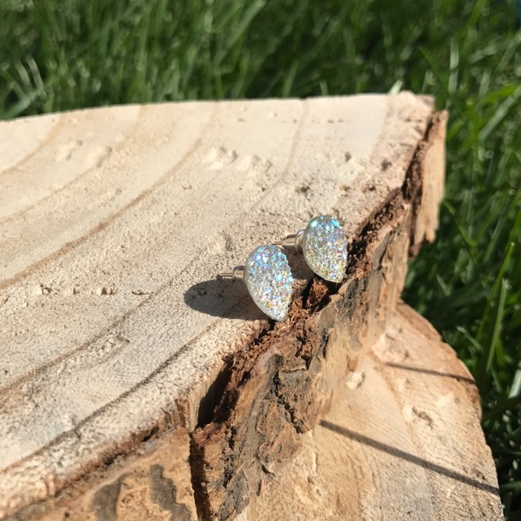 << White Iridescent Teardrop Druzy Earrings Studs - Picture 4 of 6