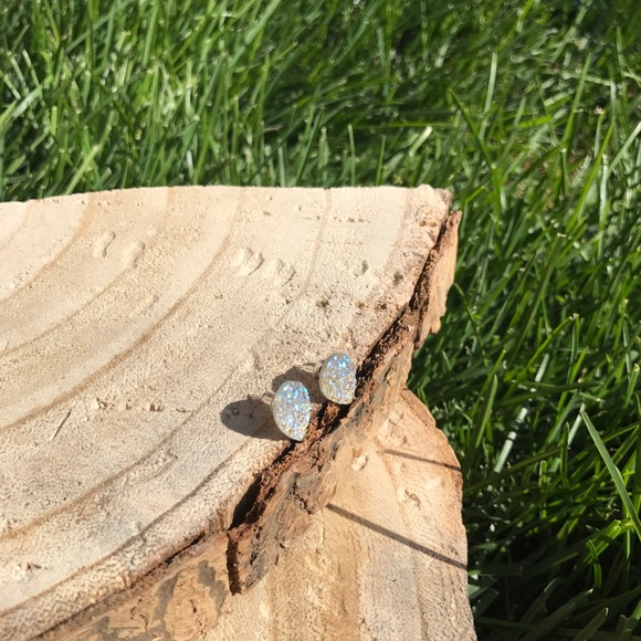 << White Iridescent Teardrop Druzy Earrings Studs - Picture 6 of 6