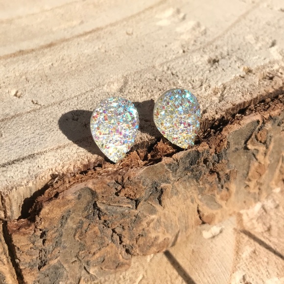 << White Iridescent Teardrop Druzy Earrings Studs - Picture 2 of 6