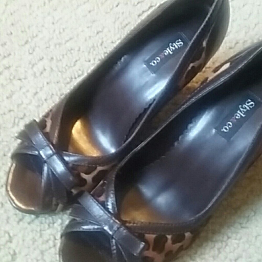 Leopard pumps