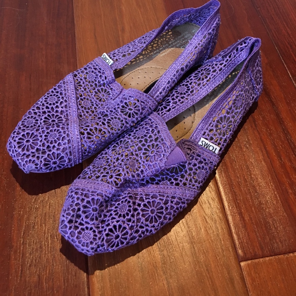 BRAND NEW TOMS