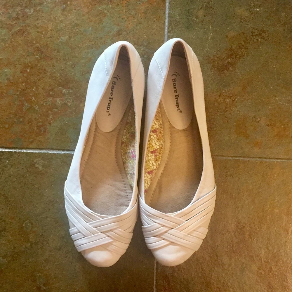 Bare Traps cream flats