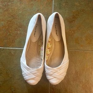 Bare Traps cream flats