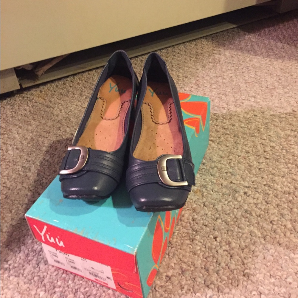Flat navy women's shoe brand new never worn