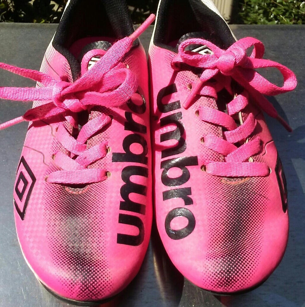 UMBRO GIRLS SIZE 1.5 SOCCER CLETES