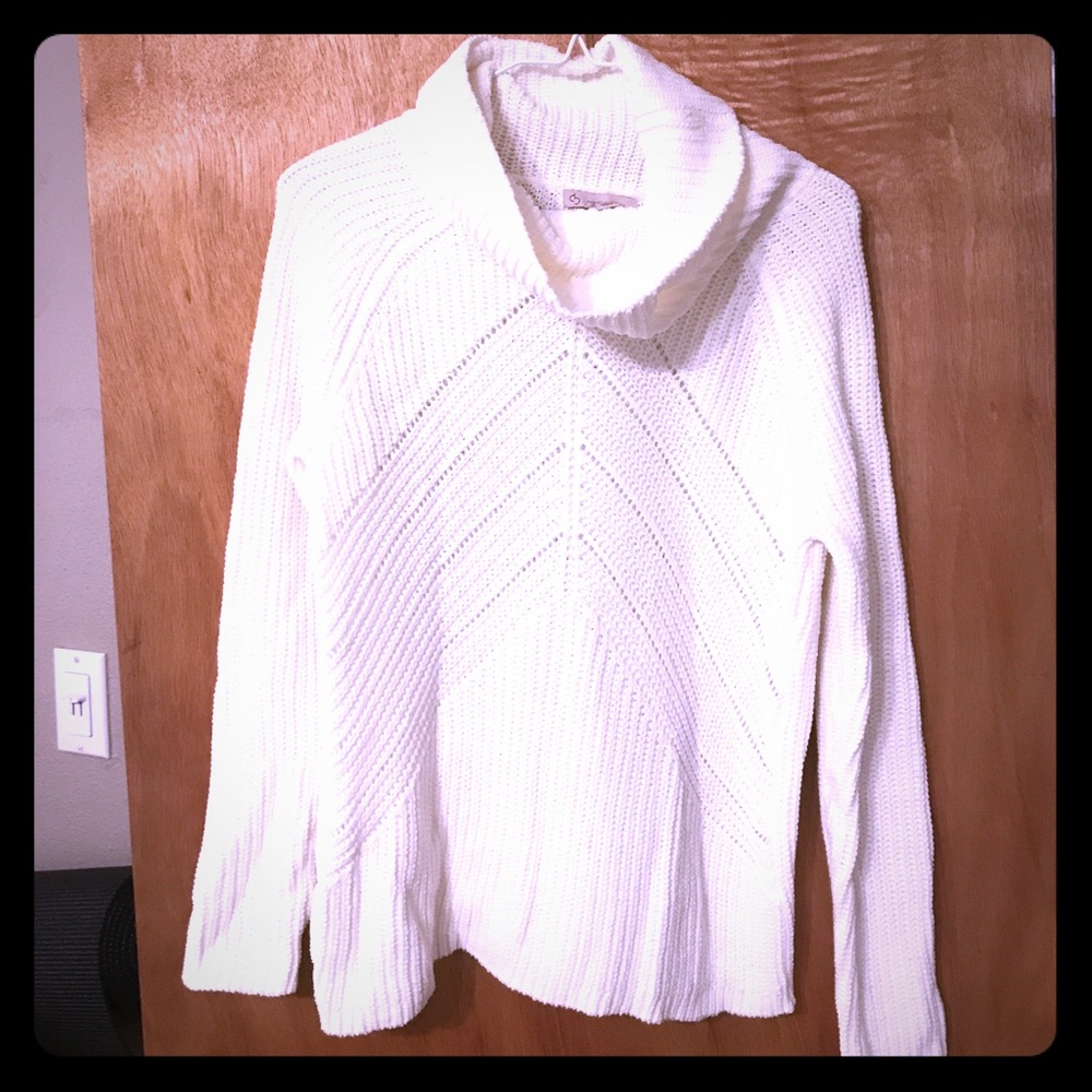 SOLD*** White turtleneck sweater 💗💗💗
