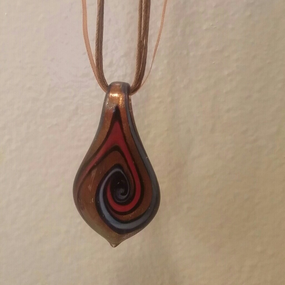 Glass pendant ribbon necklace