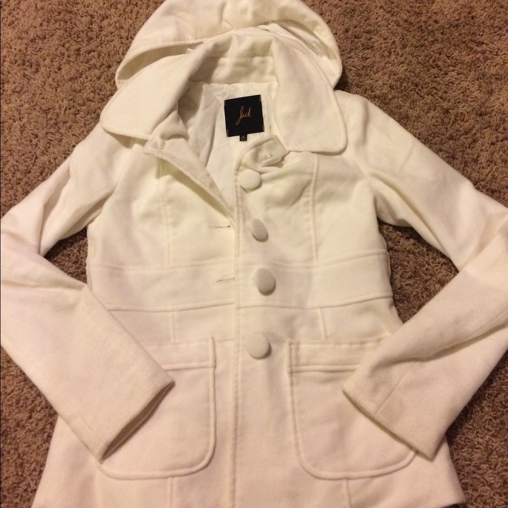 🎀Off-white coat.