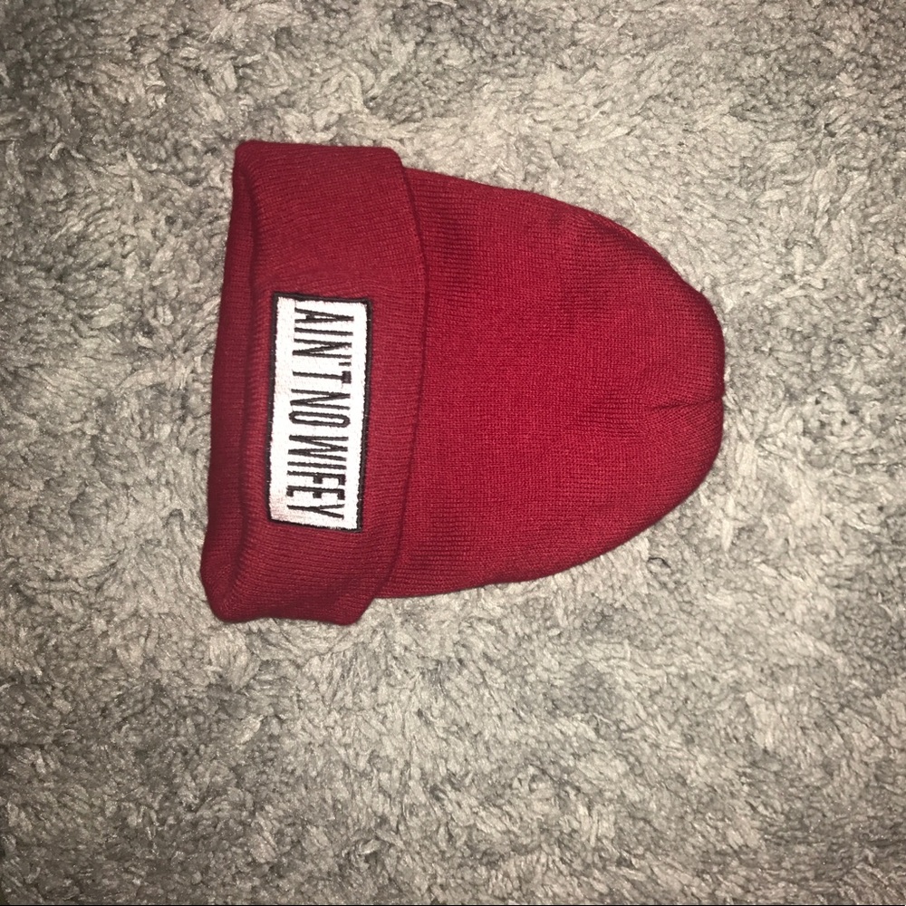 Red AINT NO WIFEY beanie
