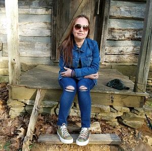 Meet your Posher, Daneyda