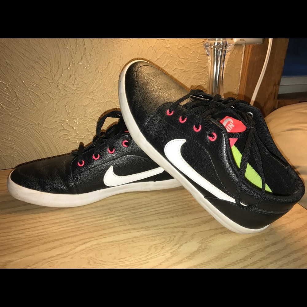 Black Nike's