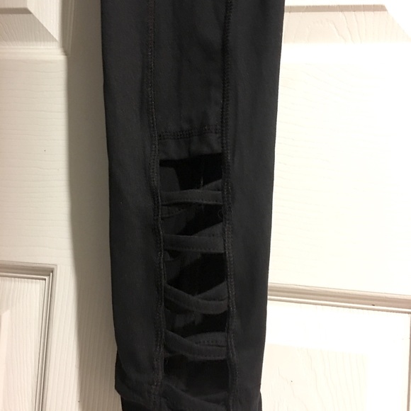 Black Leggings with Cutout Design Size M - Picture 4 of 4