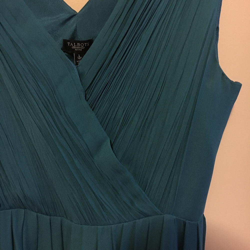 NWOT Sleeveless silk chiffon Vneck green dress 12P