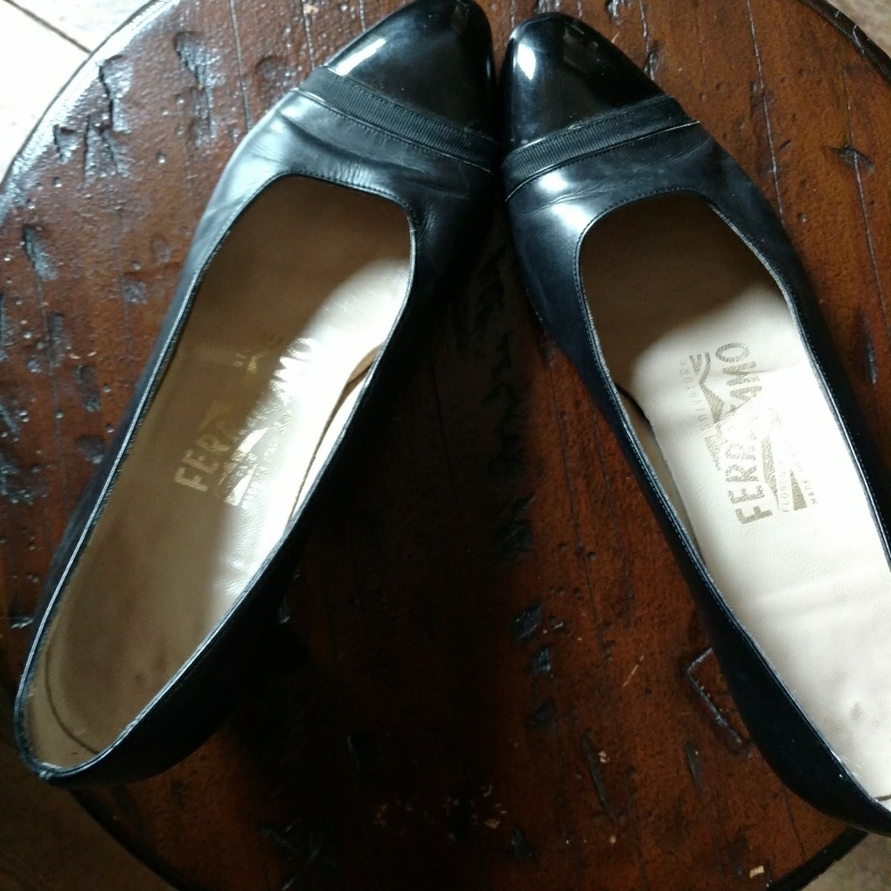 Vintage Salvador Ferragamo black pumps