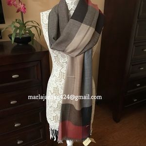 NWT Burberry 100% Cashmere Shawl Wrap