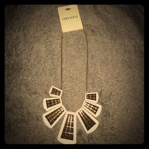 Necklace: cream/gold
