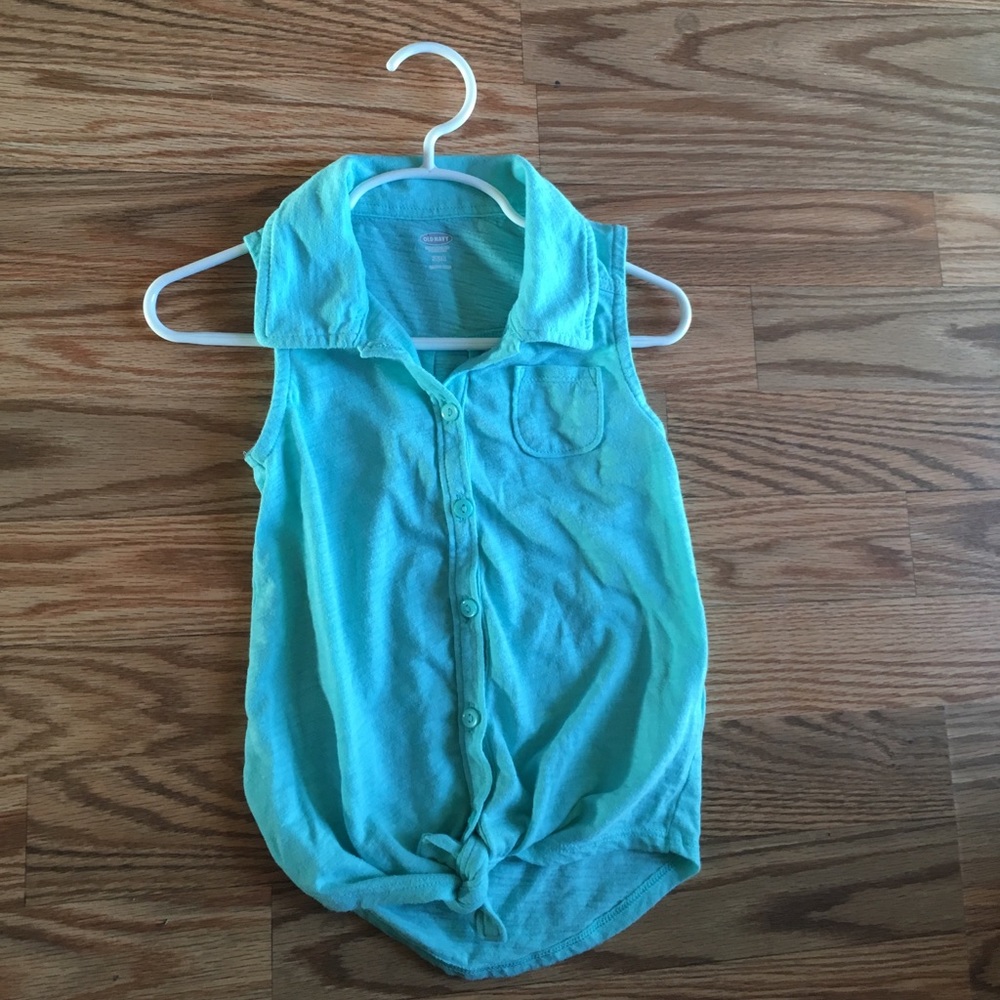 Sleeveless button down top🐬