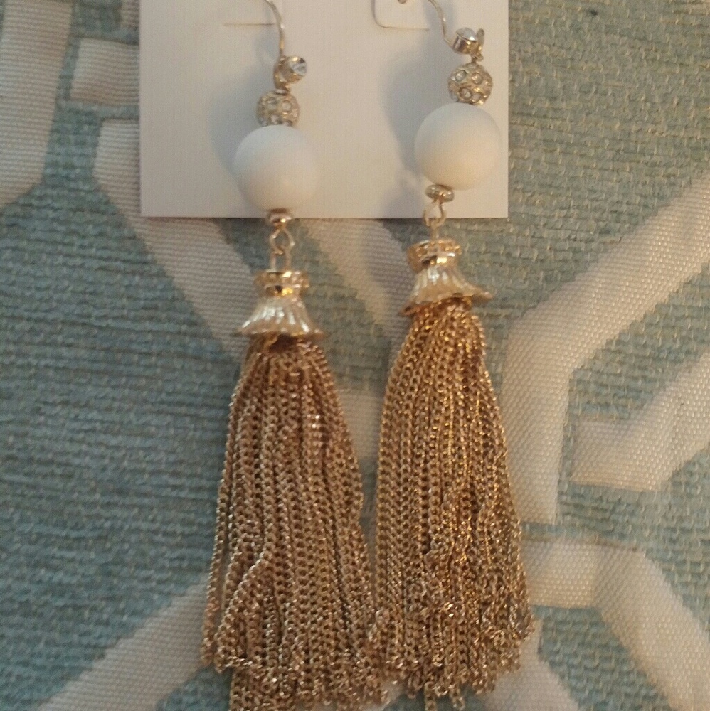 BETSEY JOHNSON GOLD DANGLES WITH PEARL