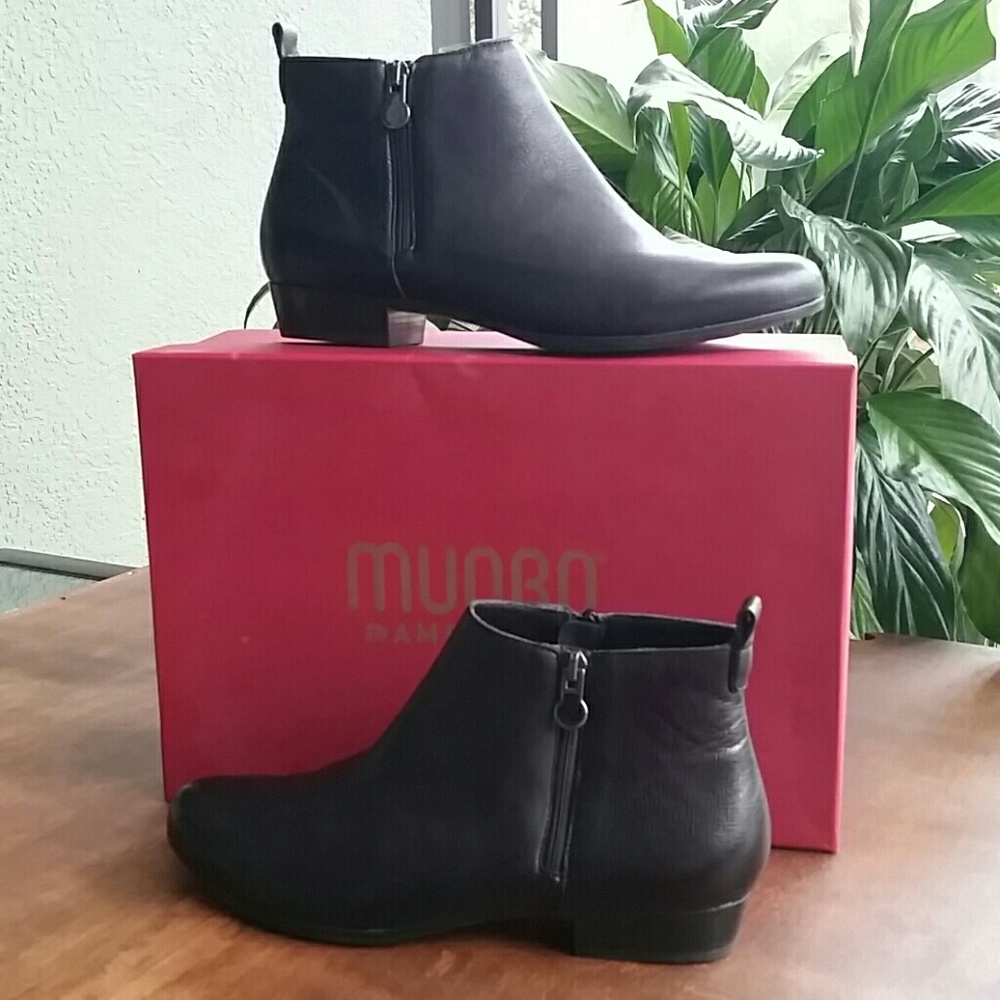 Munro Lexi boot.  Black leather. Size 9.5