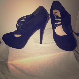 PRICE DROP! Black 5.5 in heel with platform 🤗