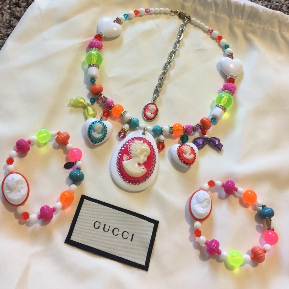 Tarina Tarantino muti colored Cameo set